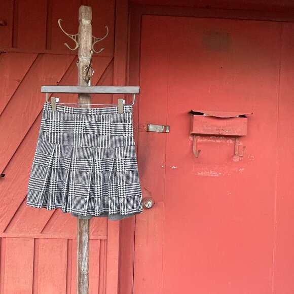 Girl's Large (10/12) Art Class B&W Houndstooth Pleated Mini Skirt - Picture 3 of 16